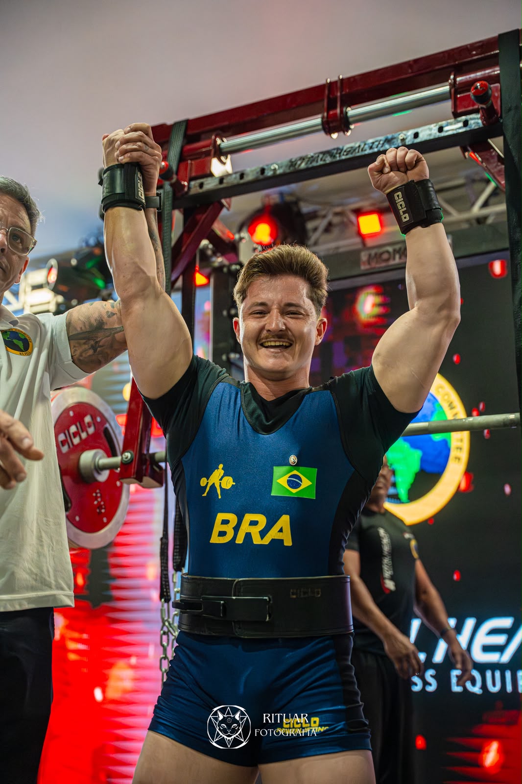 Ponin encerrando a apresentação com orgulho e força